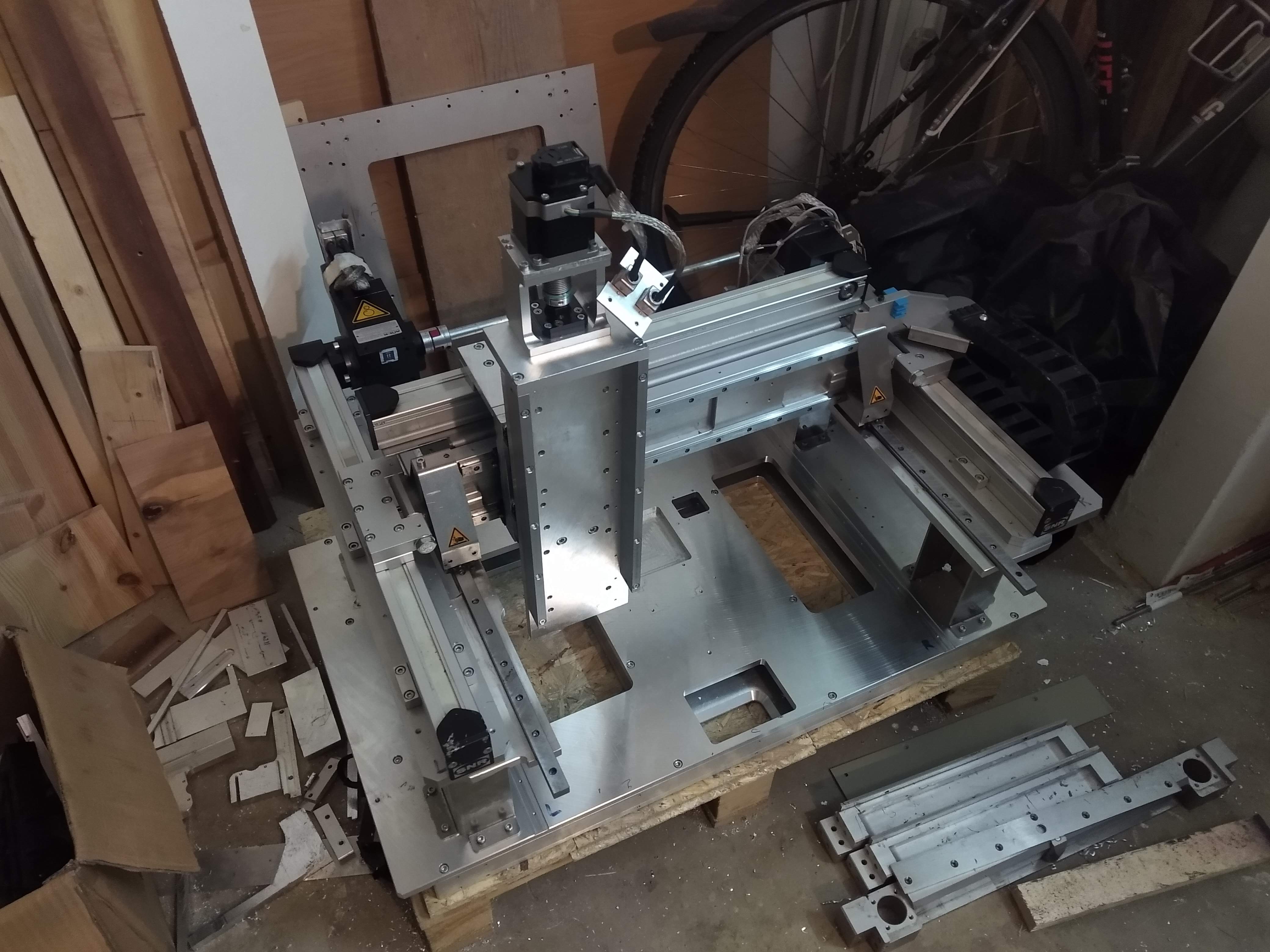 Machine with belt drives on x- and y-axis