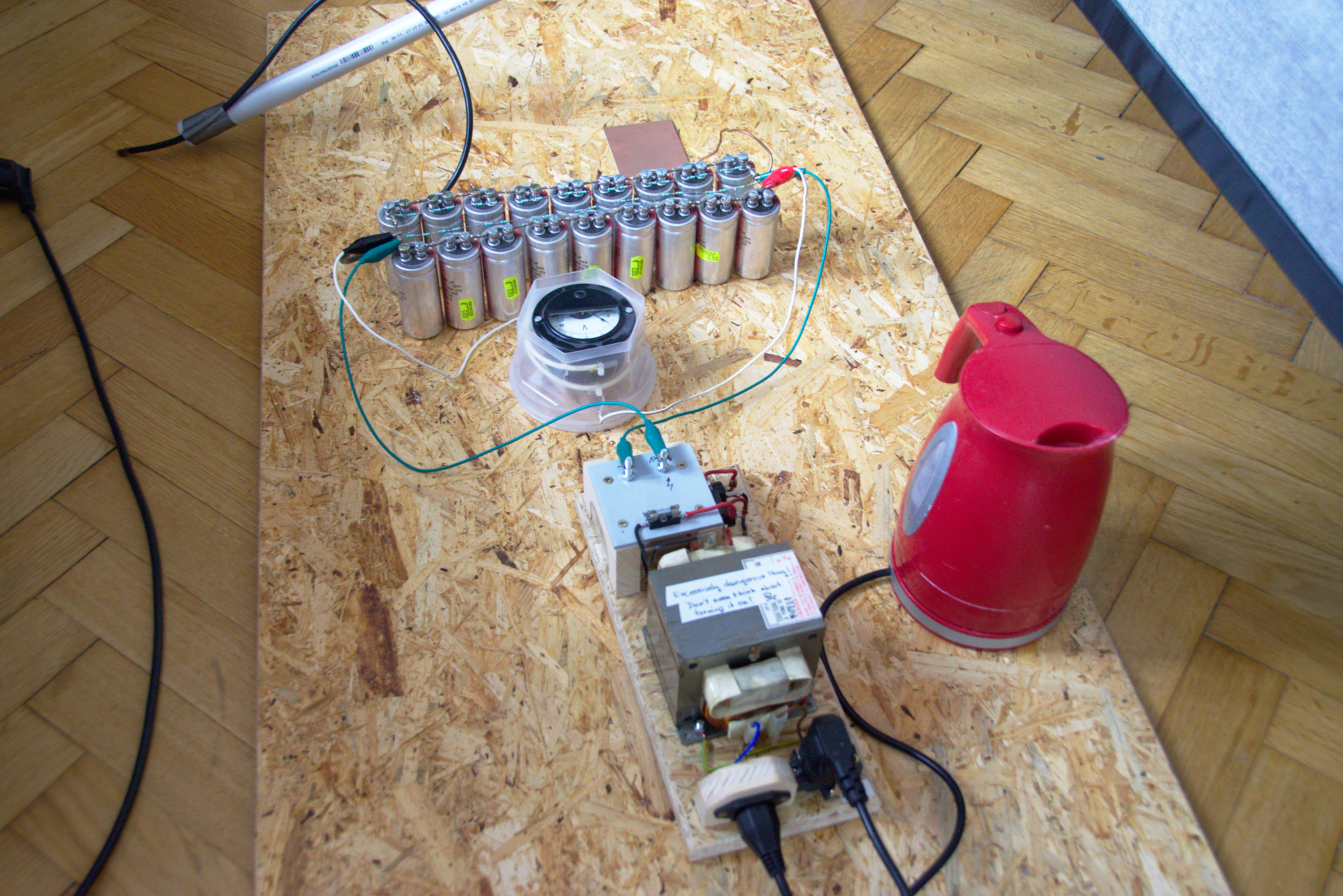 Full setup with capacitors and water cooker as ballast