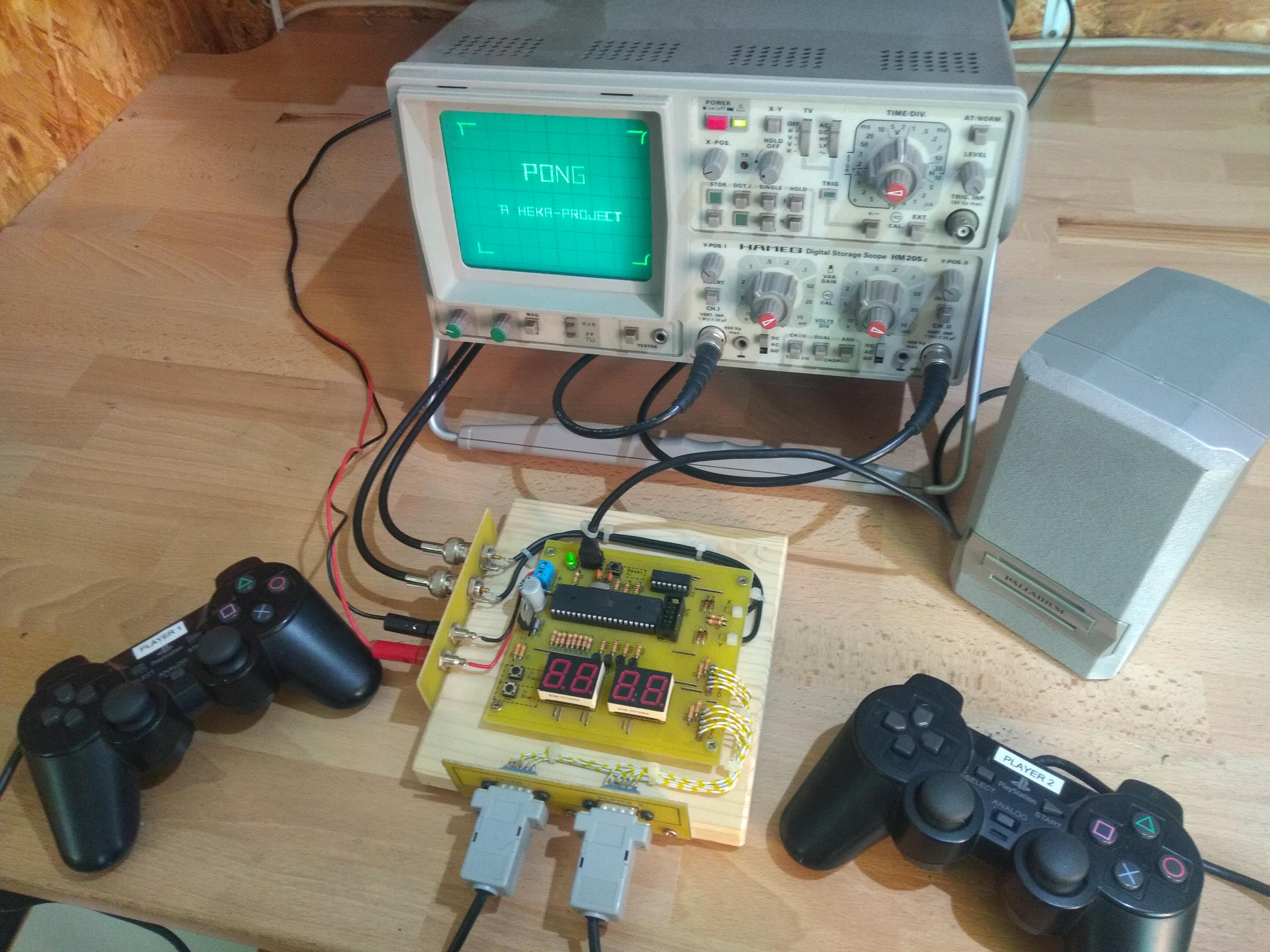 Oszi pong game connected to oscilloscope